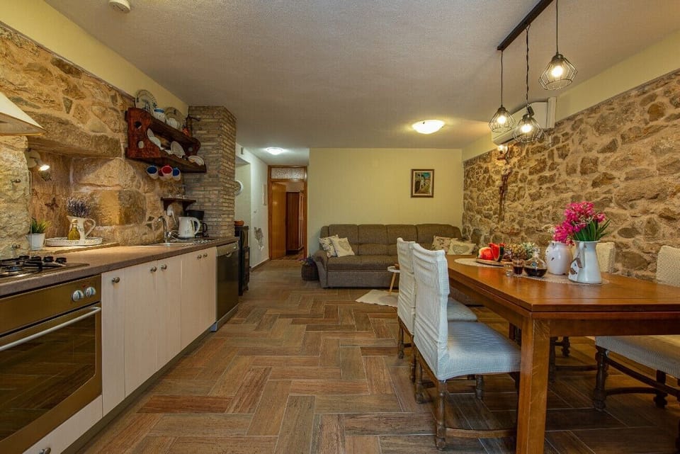 Romantic House, 2 Bedrooms, Hot Tub, Courtyard View | In-room dining