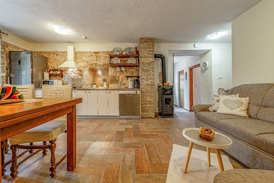 Romantic House, 2 Bedrooms, Hot Tub, Courtyard View | Private kitchen | Full-size fridge, microwave, oven, stovetop