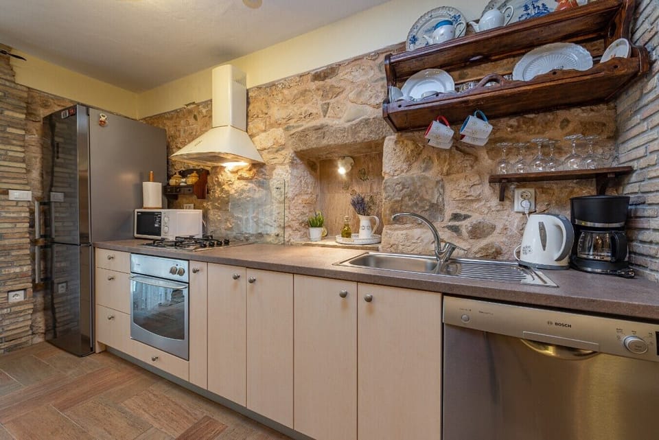 Romantic House, 2 Bedrooms, Hot Tub, Courtyard View | Private kitchen | Full-size fridge, microwave, oven, stovetop
