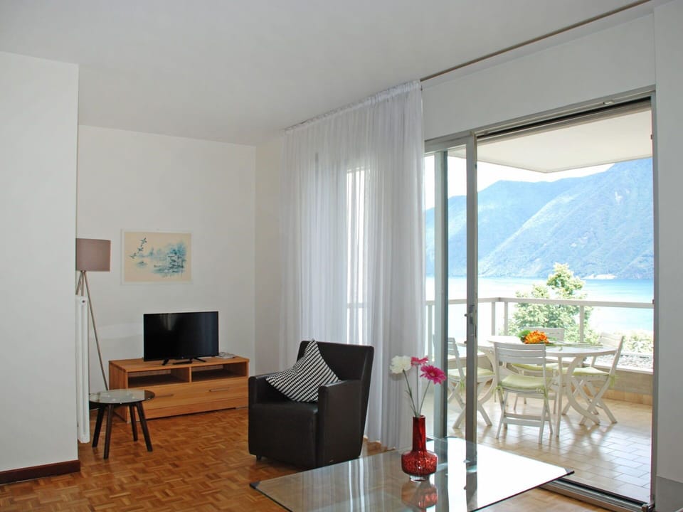Room, Property, Furniture, Interior Design, Living Room, Building, House, Floor, Door, Architecture