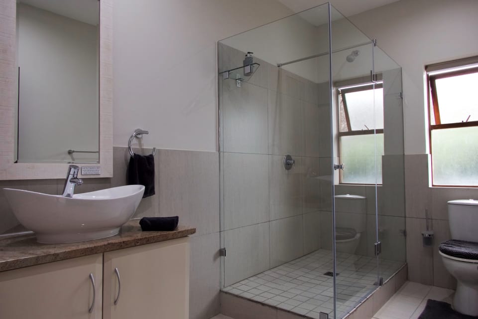 Deluxe Double or Twin Room, 1 Bedroom, Ensuite, Ocean View | Bathroom | Designer toiletries, hair dryer, bathrobes, towels