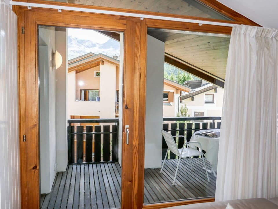 Property, House, Building, Room, Door, Porch, Home, Real Estate, Architecture, Wood