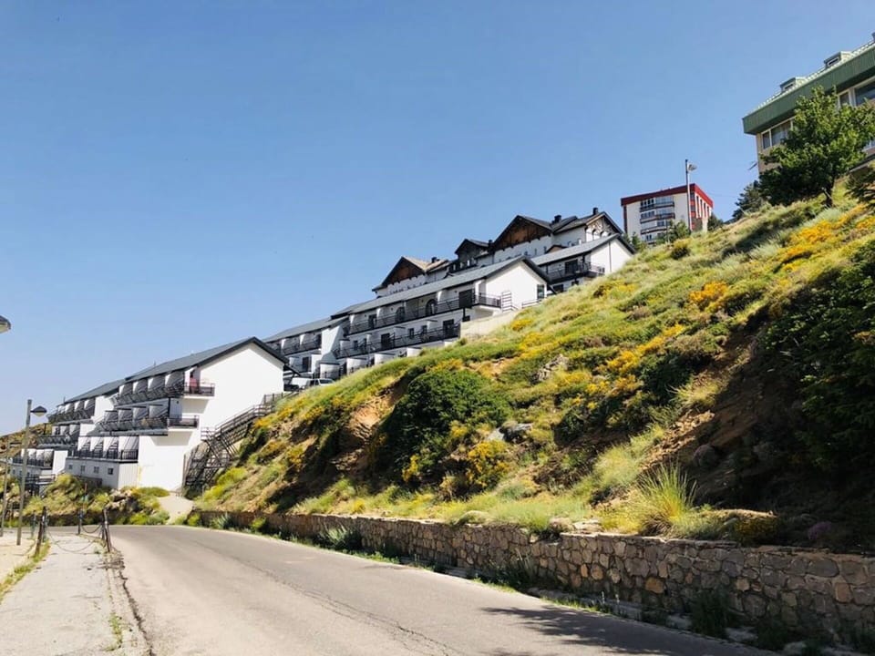 Property, Sky, House, Residential Area, Mountain, Town, Wilderness, Neighbourhood, Real Estate, Architecture