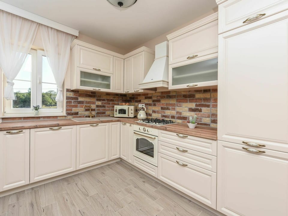 Countertop, Cabinetry, Furniture, Building, Tap, Sink, Drawer, Kitchen Stove, Window, Kitchen