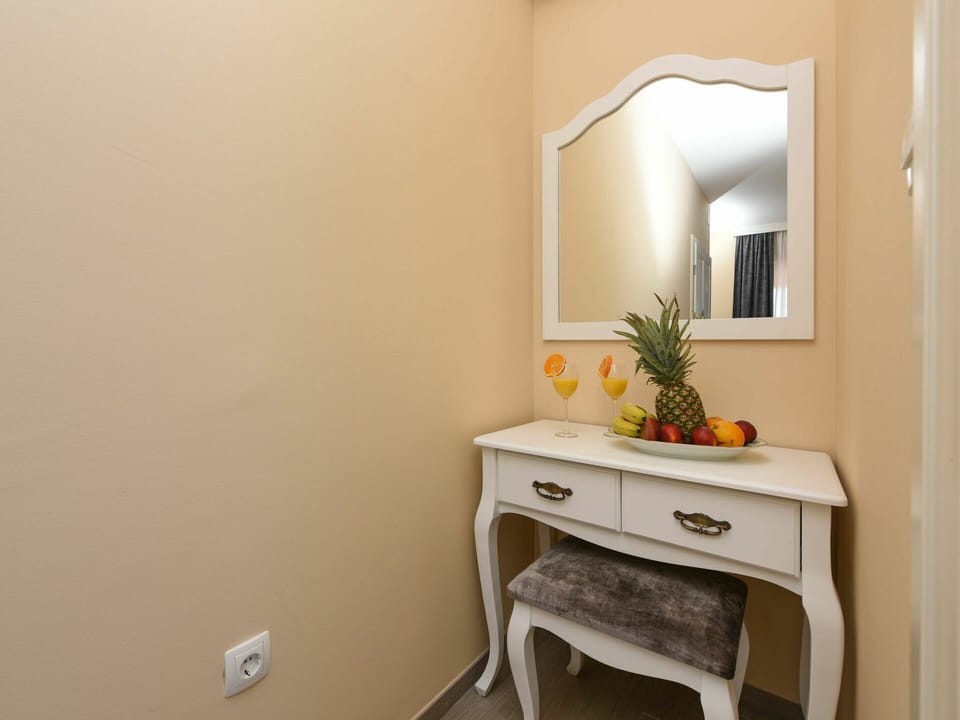 Table, Mirror, Building, Plant, Comfort, Desk, Wood, Chair, Houseplant, Interior Design