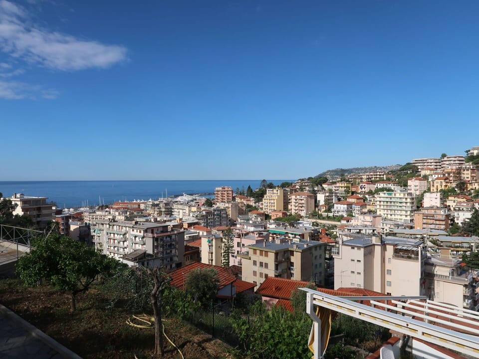 Sky, Urban Area, Metropolitan Area, Daytime, Town, City, Neighbourhood, Human Settlement, Property, Cloud
