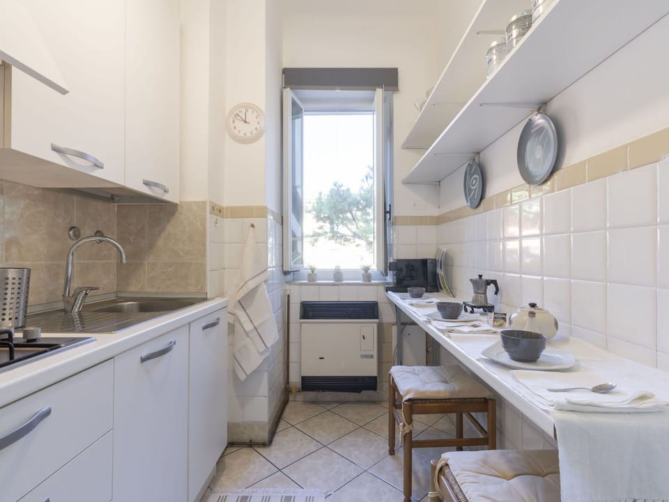 Tap, Kitchen Sink, Sink, Cabinetry, Plumbing Fixture, Property, Furniture, Mirror, Building, Countertop