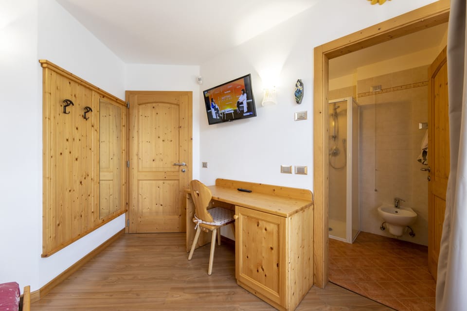Double Room | Egyptian cotton sheets, down comforters, free WiFi, bed sheets