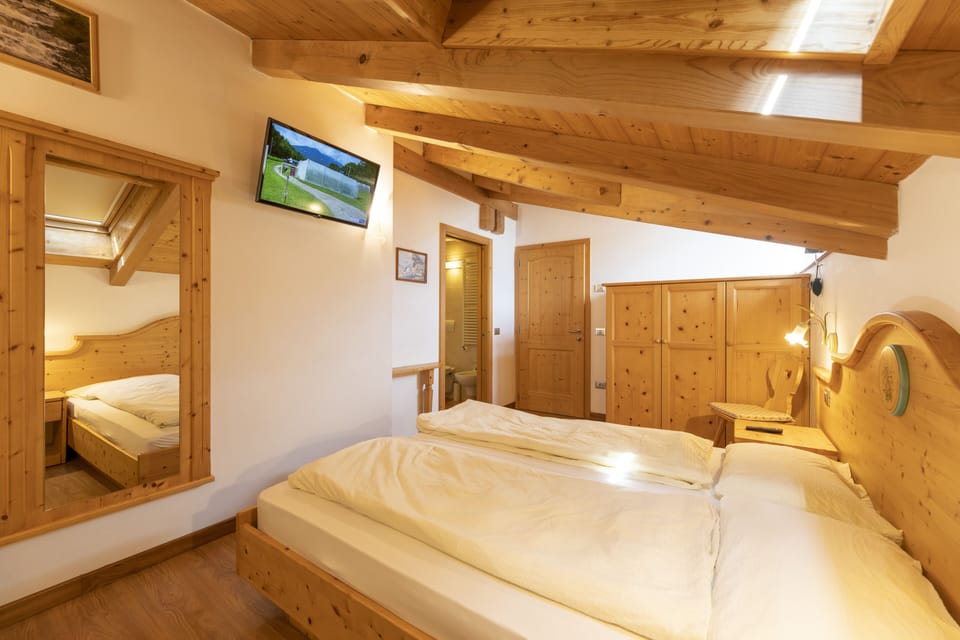 Double Room | Egyptian cotton sheets, down comforters, free WiFi, bed sheets