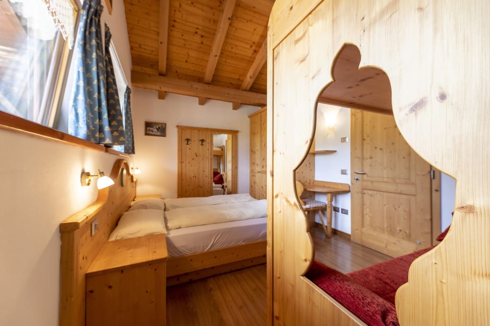 Double Room | Egyptian cotton sheets, down comforters, free WiFi, bed sheets