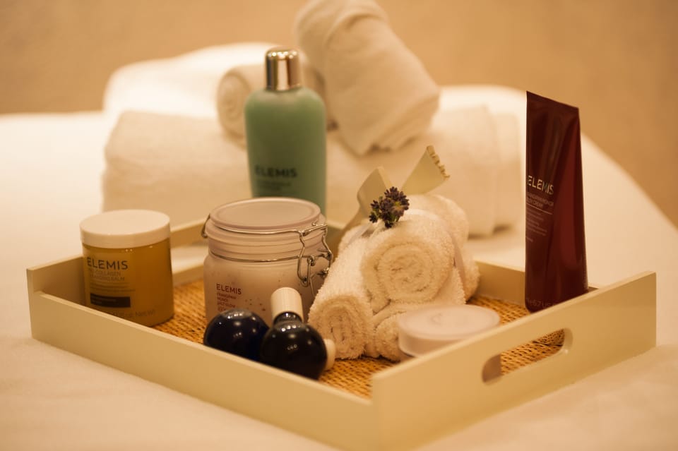 Couples treatment rooms, sauna, hot tub, steam room, body treatments