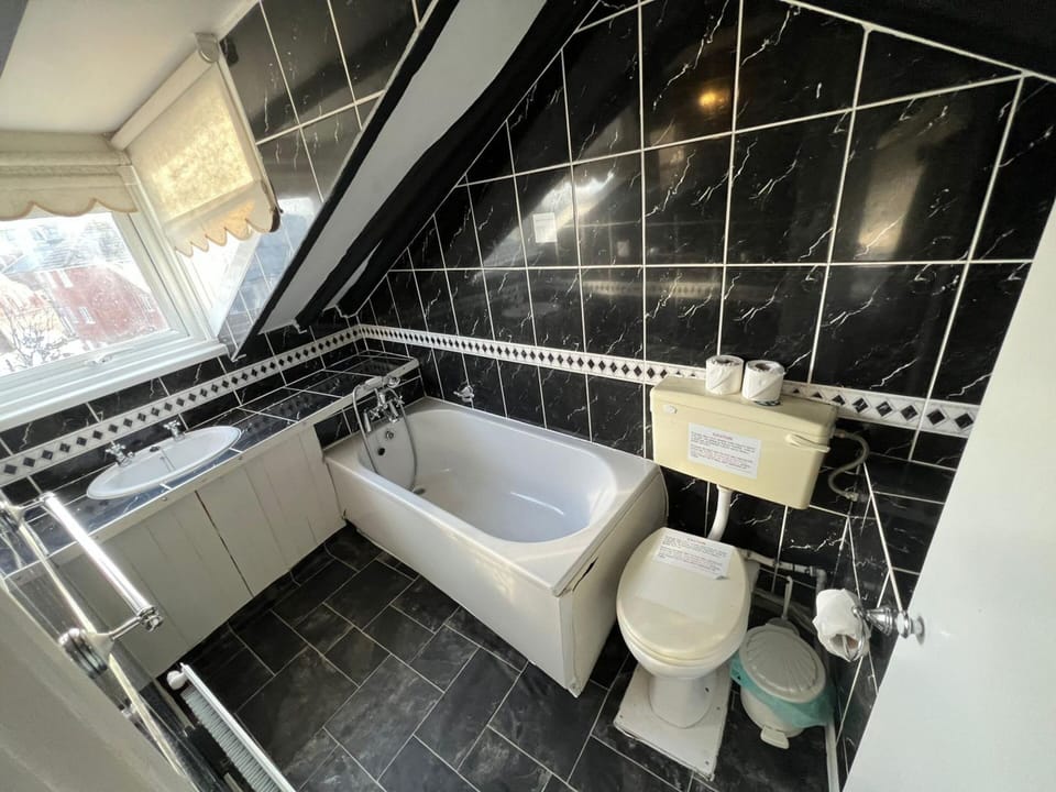 Shower, rainfall showerhead, free toiletries, towels