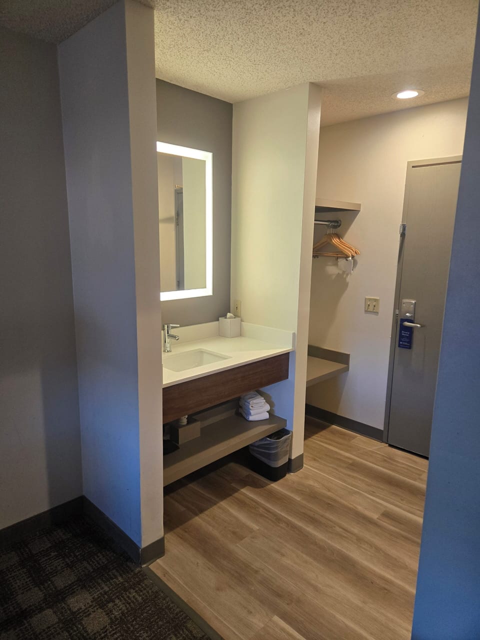 Combined shower/tub, free toiletries, hair dryer, towels