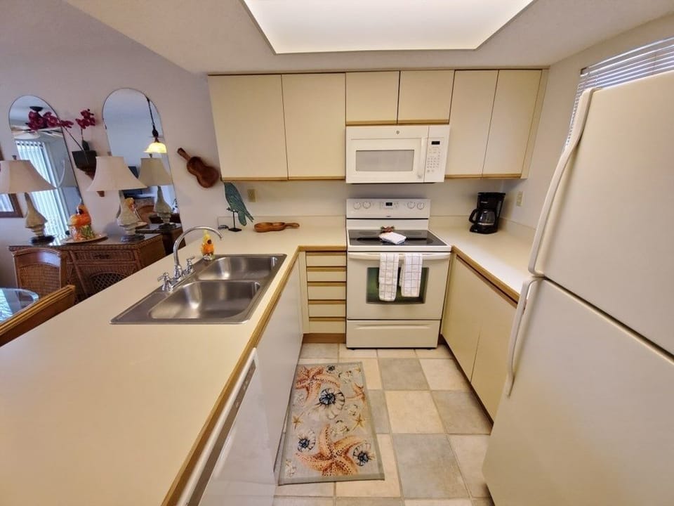 Condo, 1 Bedroom | Private kitchen | Microwave, dishwasher, coffee/tea maker, blender