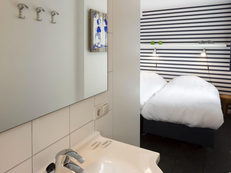Stylish Thatched Villa with 2 Bathrooms near Giethoorn Villa in Giethoorn