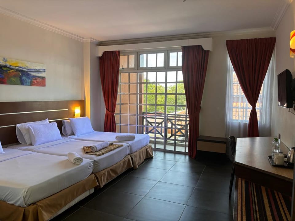 Deluxe Triple Room | In-room safe, individually furnished, desk, bed sheets