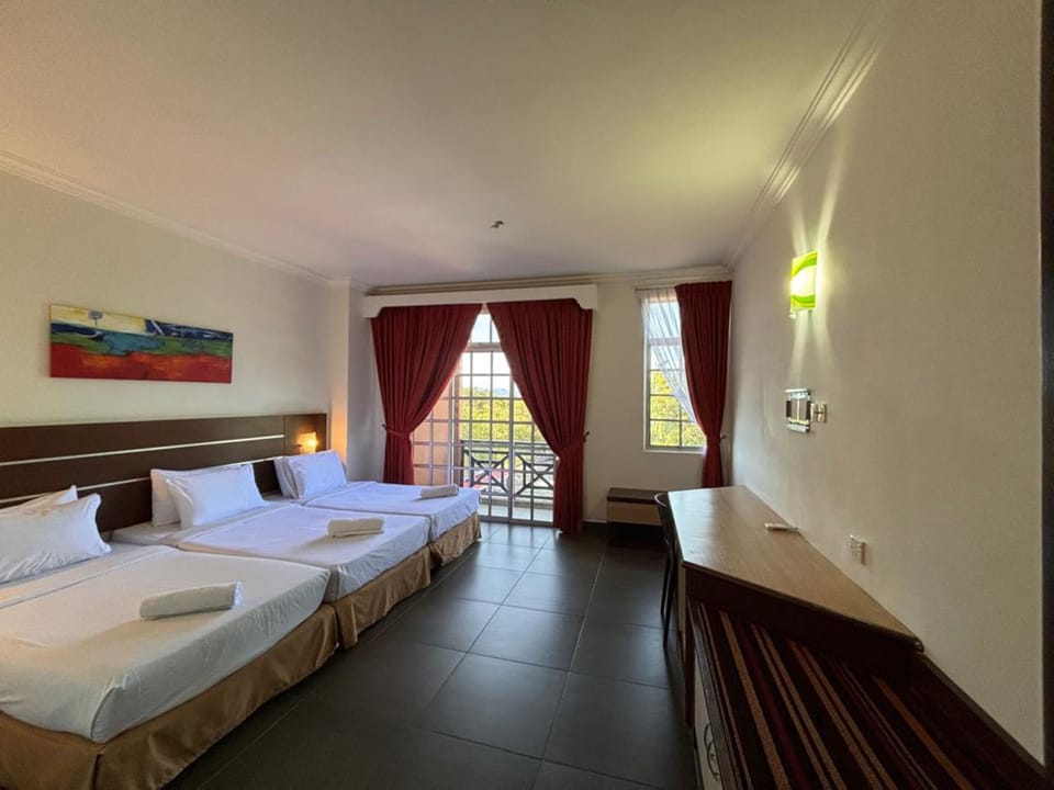 Standard Triple Room | In-room safe, individually furnished, desk, bed sheets
