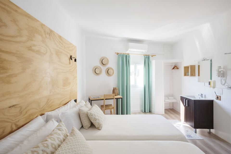 Standard Twin Room | Minibar, in-room safe, individually decorated, individually furnished