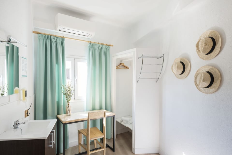 Economy Double Room, 1 Double Bed | Minibar, in-room safe, individually decorated, individually furnished