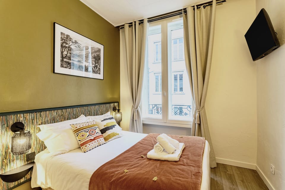 Club Double Room | Individually decorated, individually furnished, desk, laptop workspace