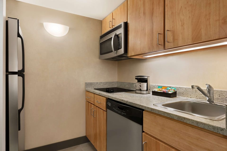 Coffee/tea maker, full-size fridge, microwave, stovetop
