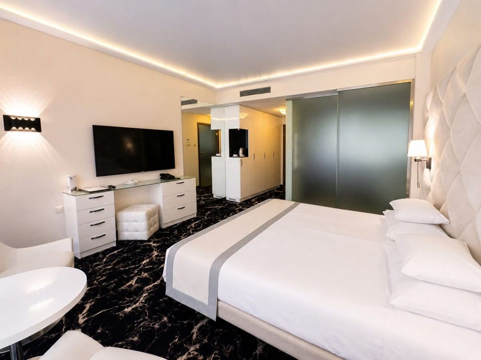 Premium bedding, Tempur-Pedic beds, minibar, in-room safe
