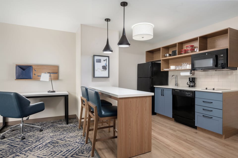 Full-size fridge, microwave, stovetop, dishwasher