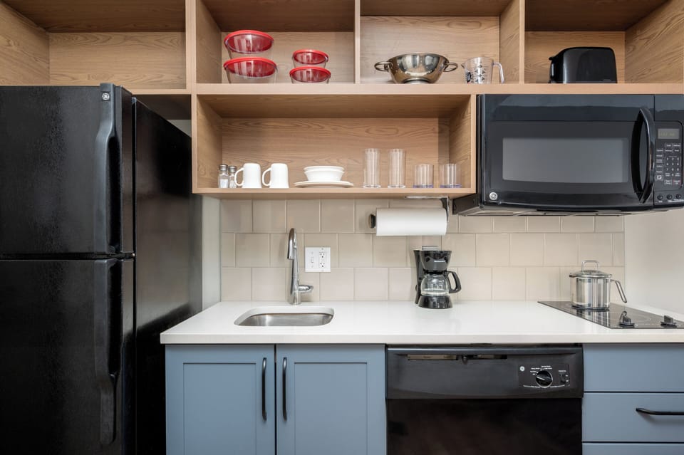 Full-size fridge, microwave, stovetop, dishwasher