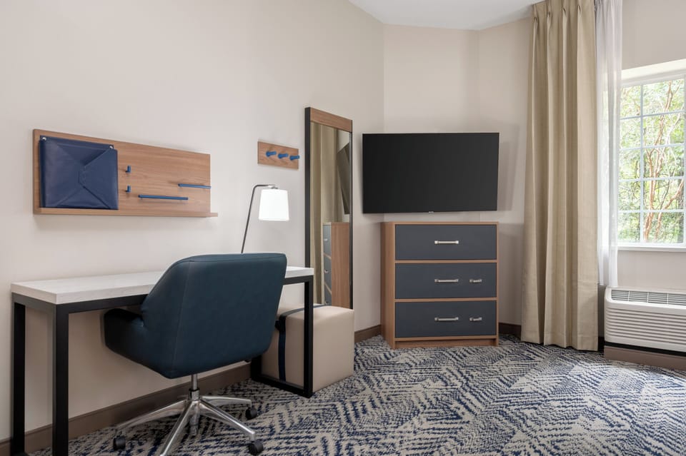 Premium bedding, in-room safe, desk, laptop workspace
