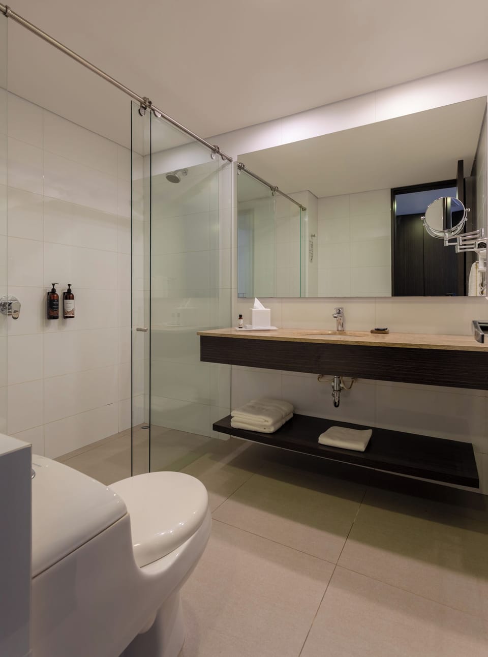 Rainfall showerhead, free toiletries, hair dryer, towels
