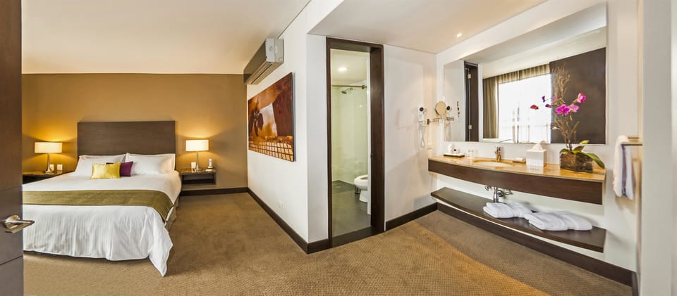 Basic Penthouse | Premium bedding, in-room safe, desk, laptop workspace
