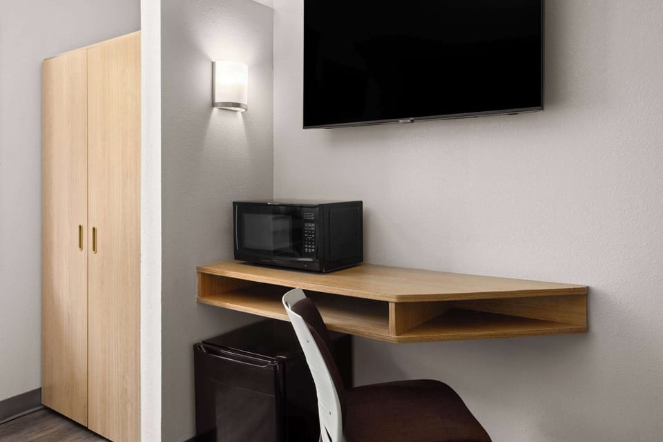 Room, 1 Queen Bed, Non Smoking | In-room safe, desk, blackout drapes, iron/ironing board