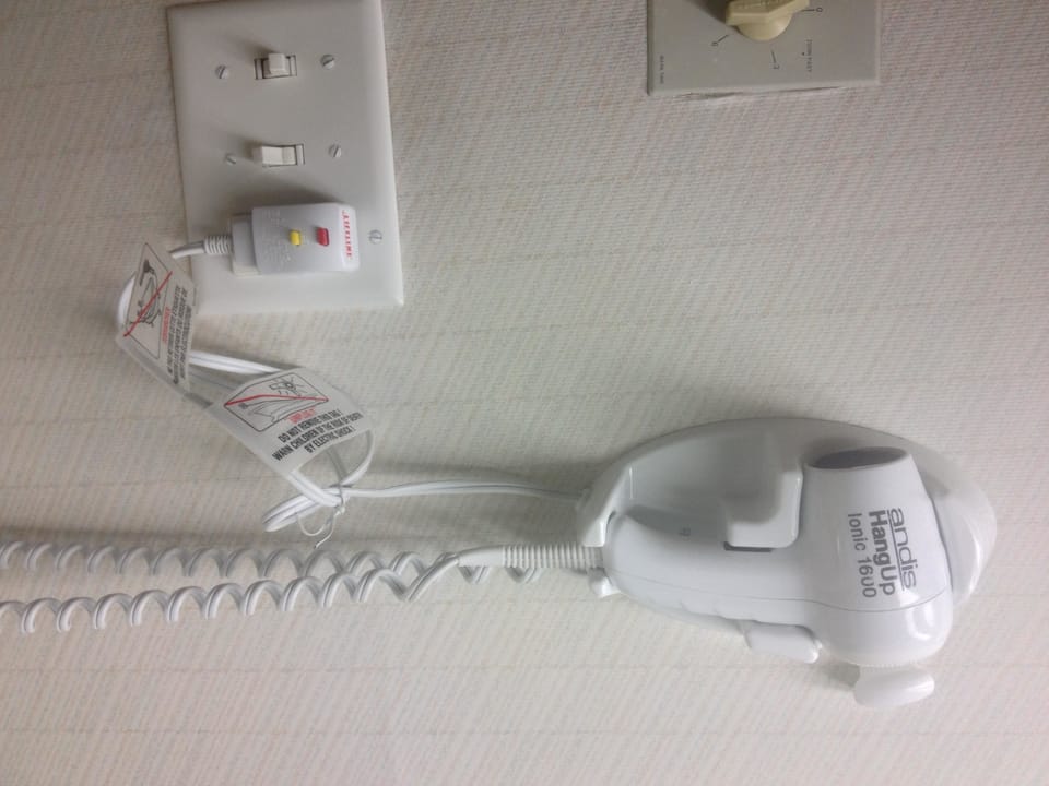 Combined shower/tub, hair dryer, towels
