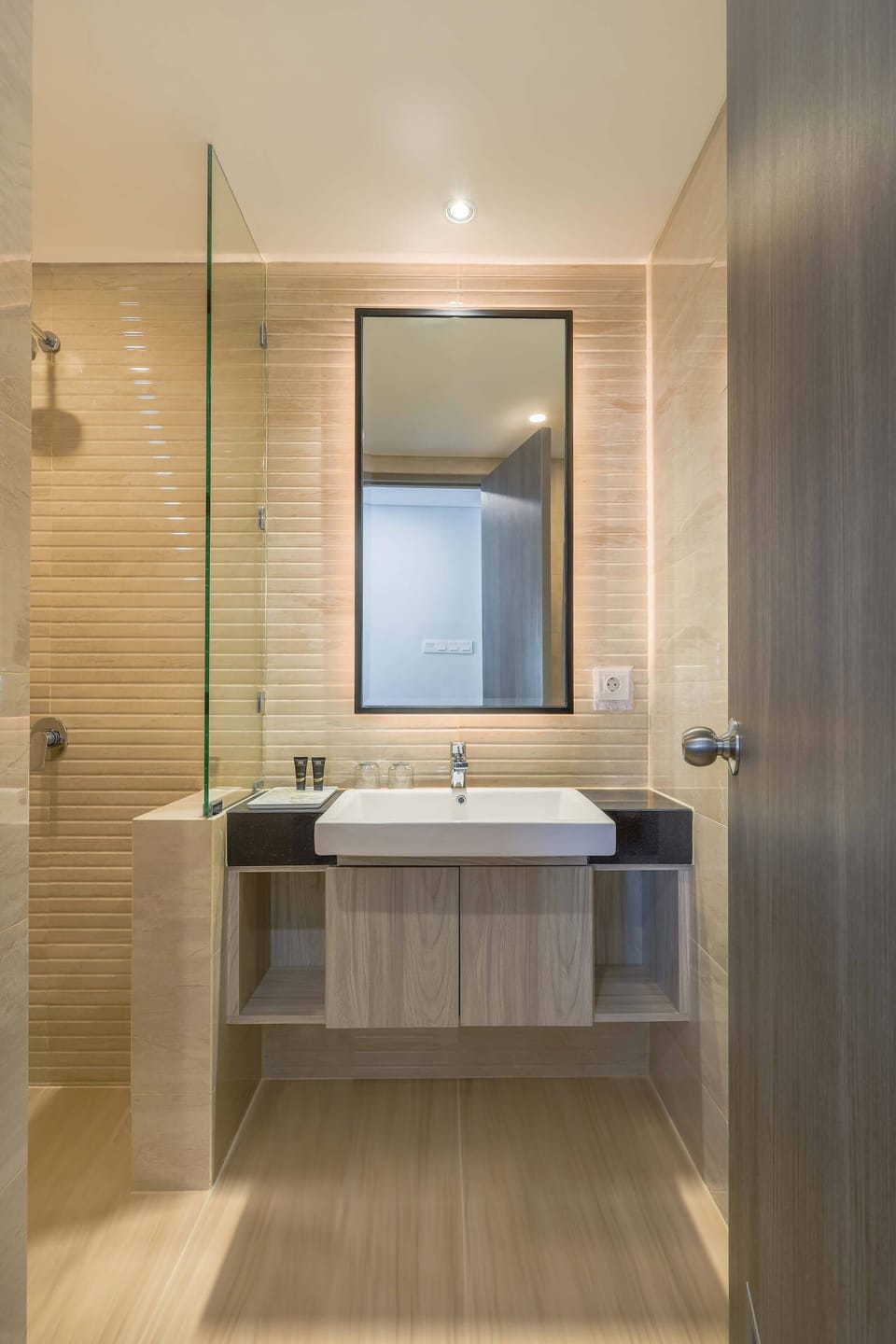 Junior Suite | Bathroom | Free toiletries, hair dryer, slippers, towels