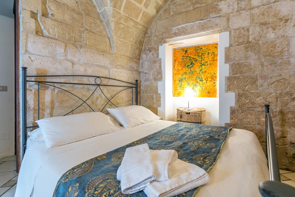Deluxe Studio, 1 Bedroom, Kitchen | Down comforters, desk, cribs/infant beds, rollaway beds