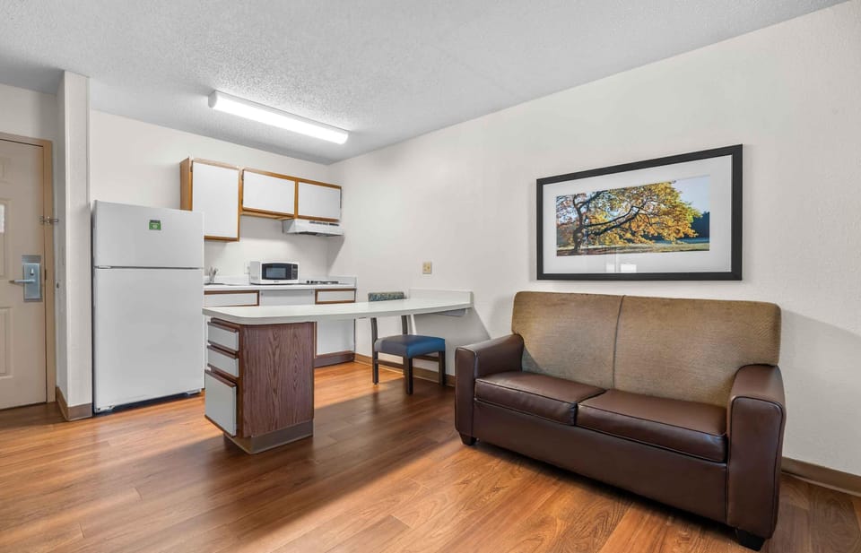 Desk, laptop workspace, iron/ironing board, WiFi (free)