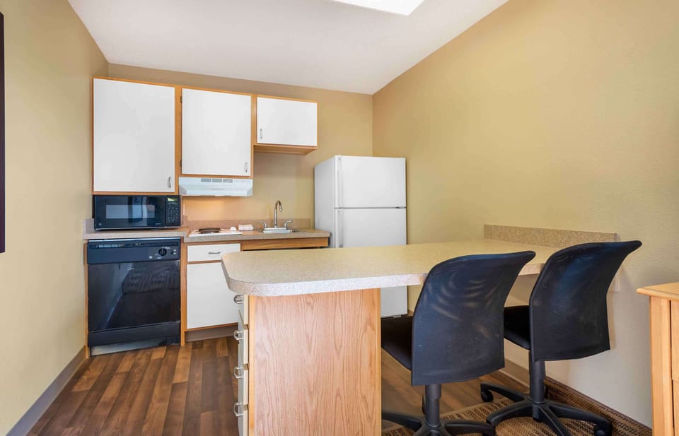 Deluxe Studio, 1 Queen Bed with Sofa bed, Accessible, Non Smoking | Private kitchen | Fridge, microwave, stovetop, coffee/tea maker