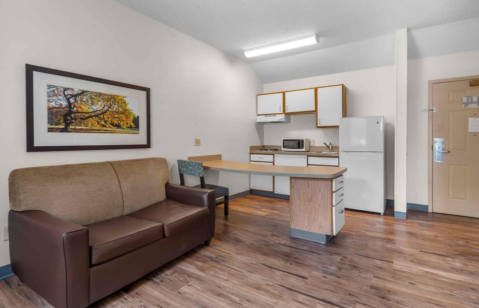 Deluxe Studio, Multiple Beds, Non Smoking | Private kitchen | Coffee/tea maker, fridge, microwave, stovetop