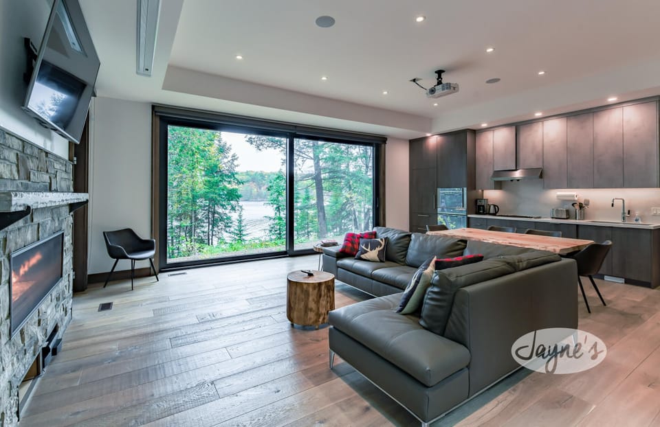 Muskoka Room, Fireplace &amp; Bar