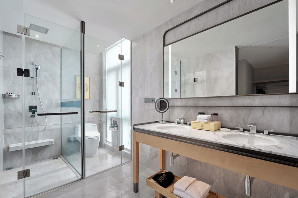 Business Twin Room | Bathroom | Free toiletries, hair dryer, bathrobes, slippers