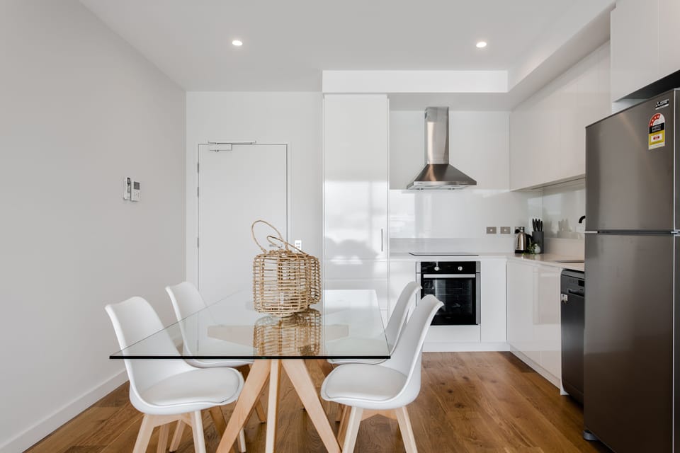 Full-size fridge, microwave, oven, stovetop