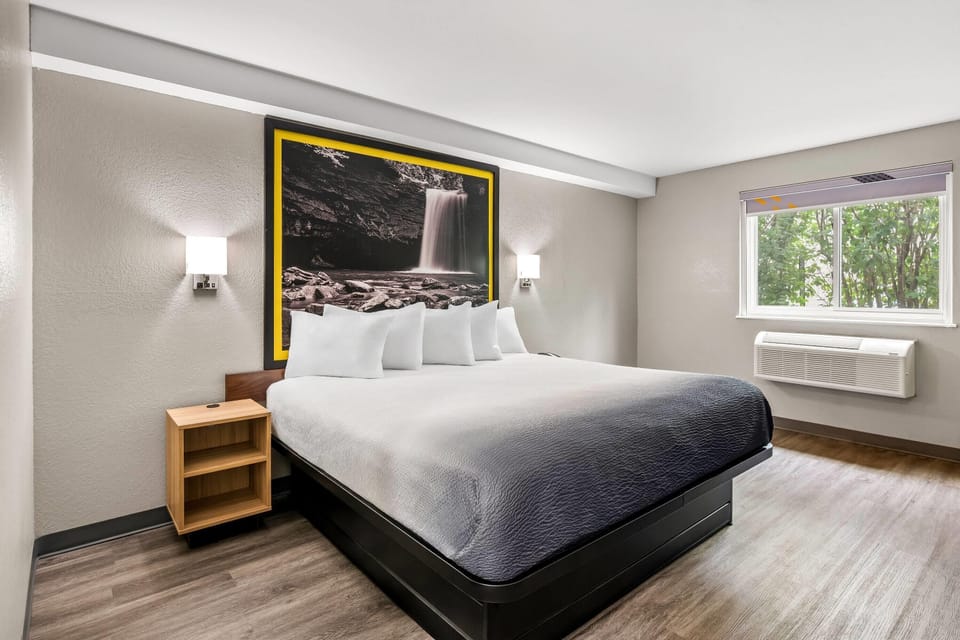 Standard Room, 1 King Bed | Desk, iron/ironing board, cribs/infant beds, rollaway beds