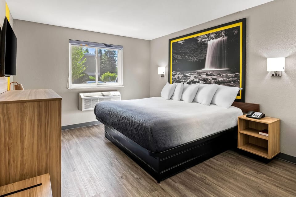 Room, 1 King Bed, Accessible, Non Smoking (Mobility Accessible) | Desk, iron/ironing board, cribs/infant beds, rollaway beds