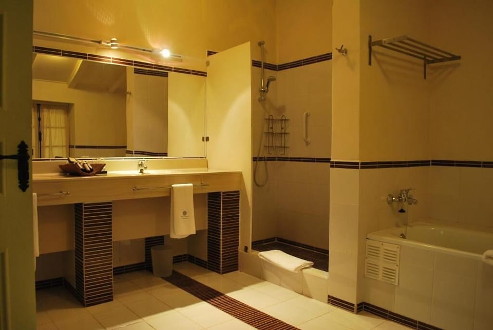Shower, rainfall showerhead, free toiletries, hair dryer (on request)