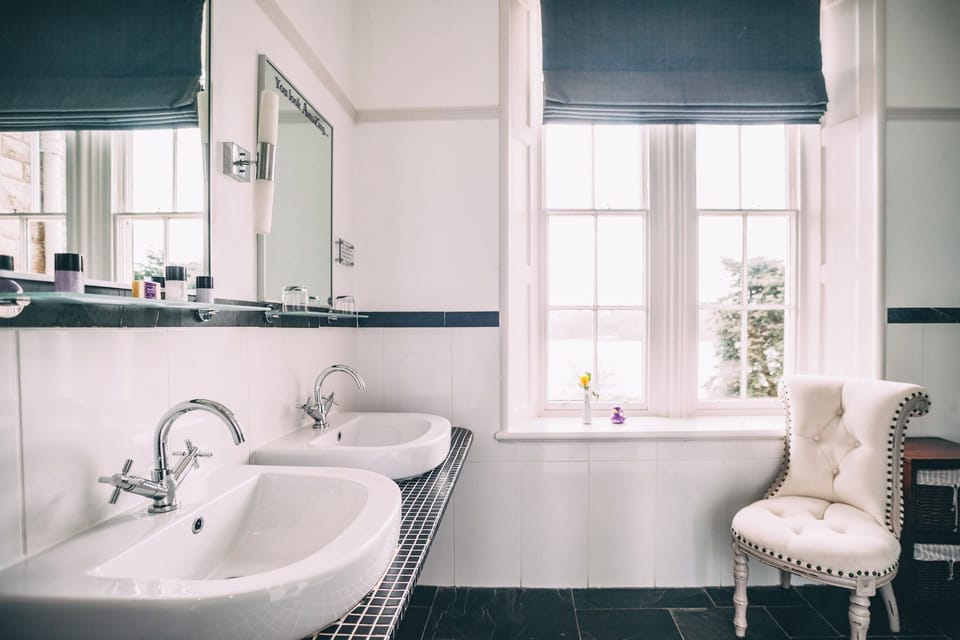 Chateau Suite | Bathroom | Shower, free toiletries, hair dryer, towels