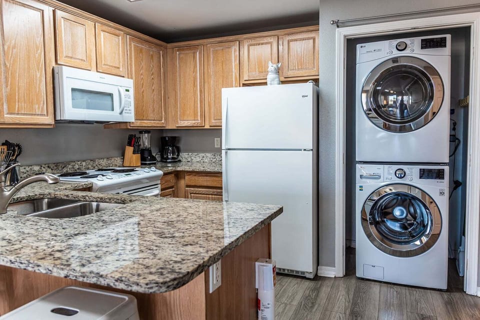 Fully stocked kitchen with dishwasher and washer/dryer