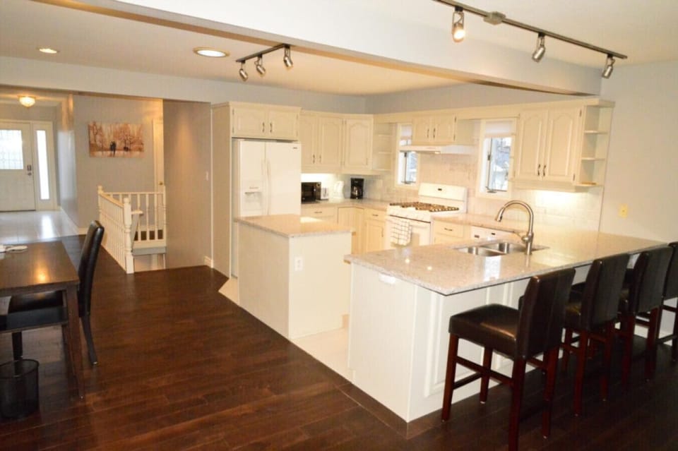 Full Equipped Kitchen - Sasson House - Niagara-on-the-Lake