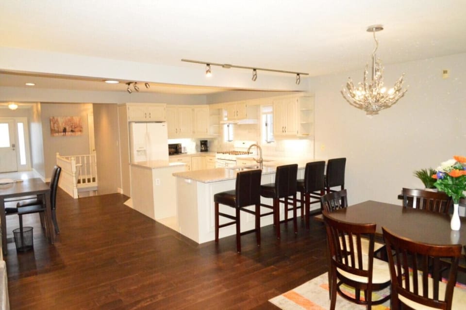 Full Equipped Kitchen - Sasson House - Niagara-on-the-Lake