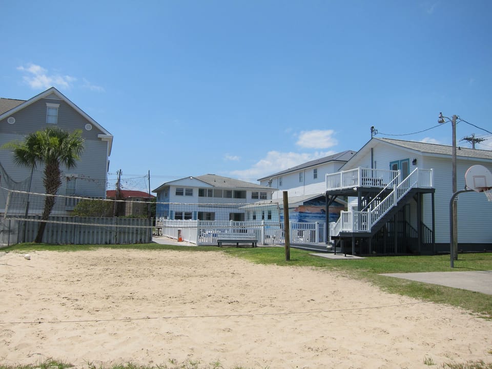Short walk to Beach, Private poolside cottage-5---- 1 Bed/1 Bath near Main St Cottage in North Myrtle Beach