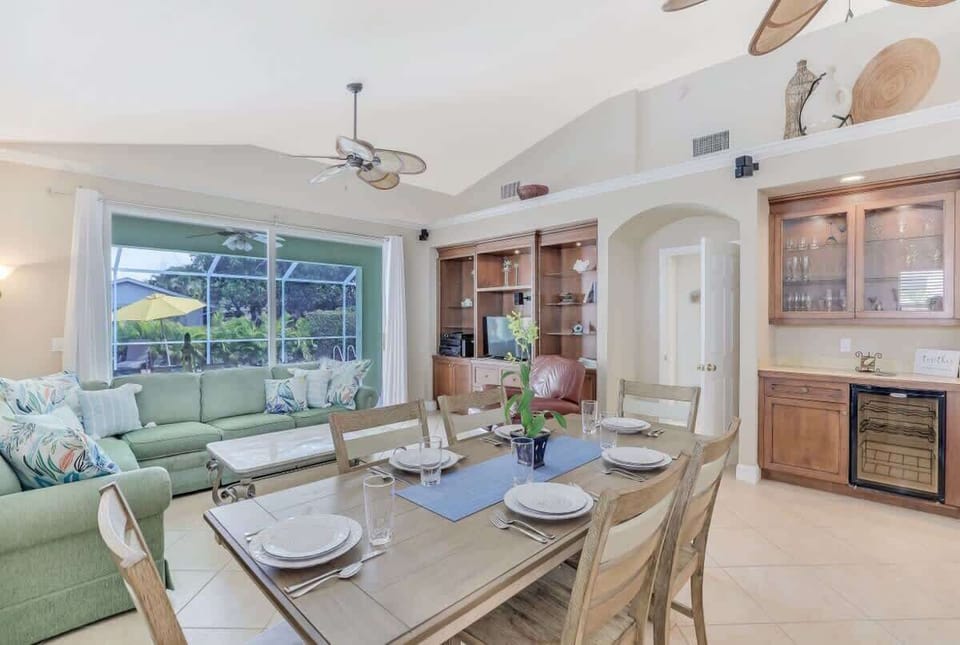 Dining and entertaining area